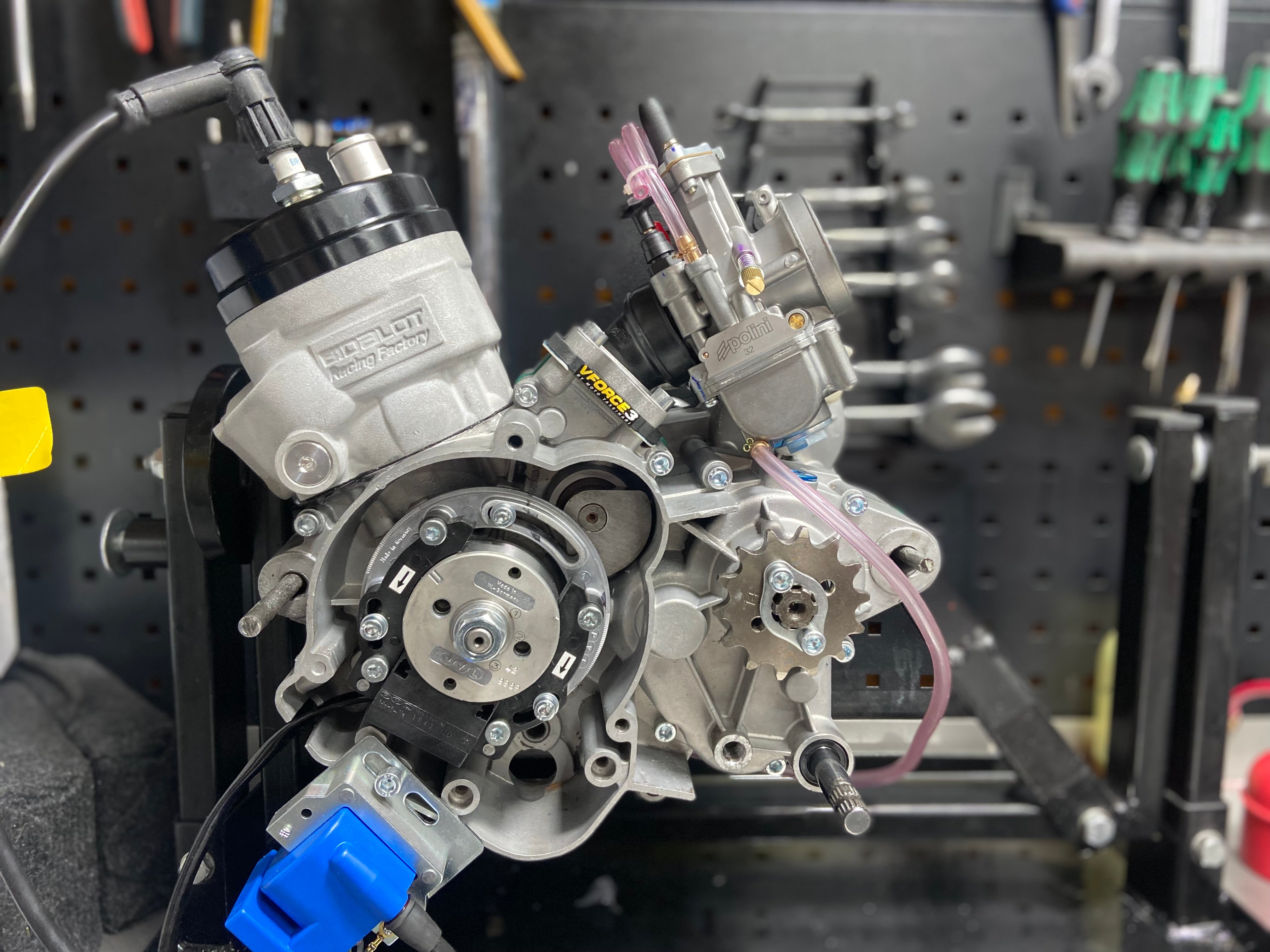 Opbouw motorblok met specialistisch gereedschap